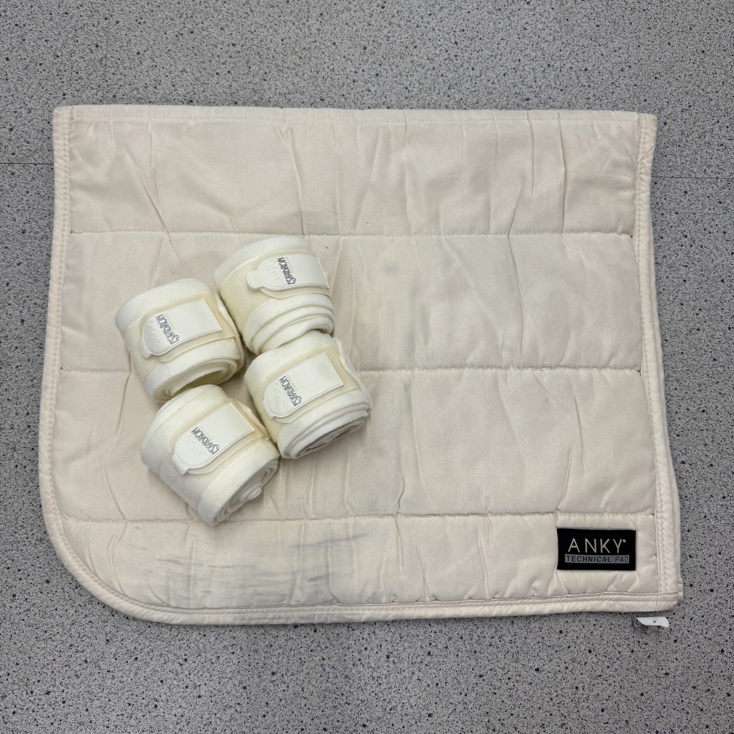Anky Sjabrak + Eskadron bandages full dressuur