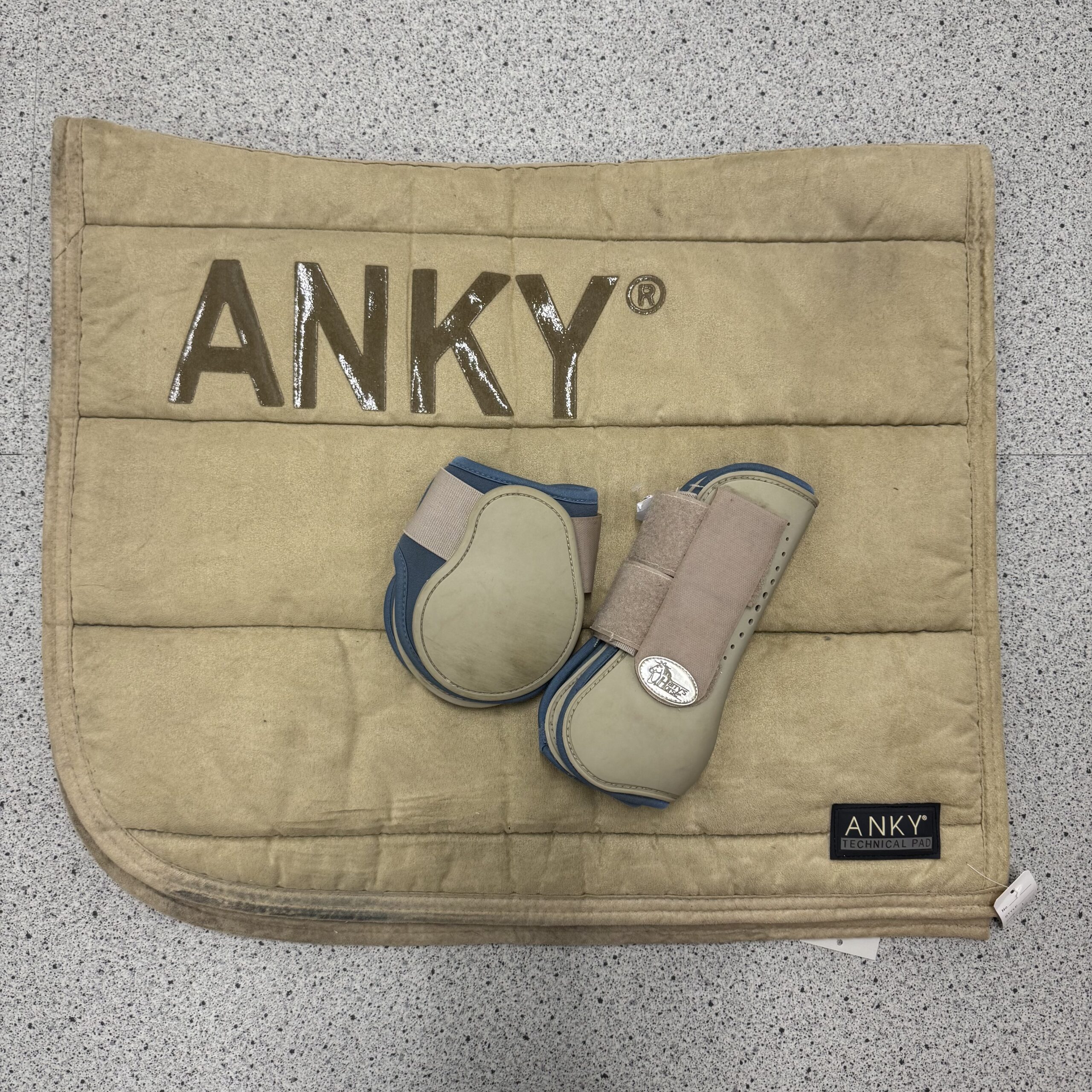 ANKY Sjabrak + HH beenbeschermers full dressuur